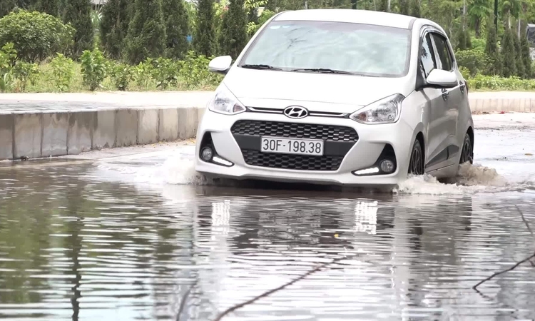 Những lưu ý khi lái xe qua vùng ngập nước